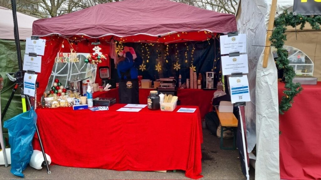 Die KG Porzer Stadtgarde e.V. auf dem Adventsmarkt in Wahn.