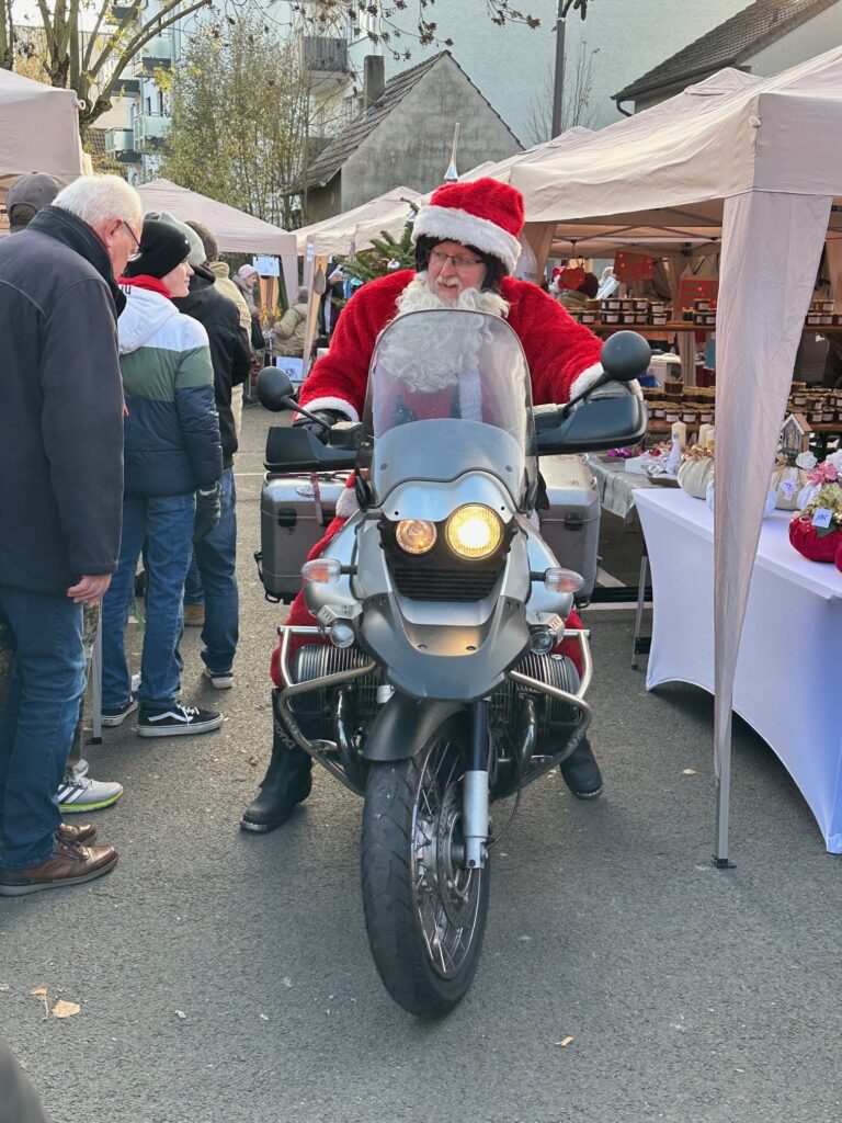 Die KG Porzer Stadtgarde e.V. auf dem Eiler Weihnachtsbasar.