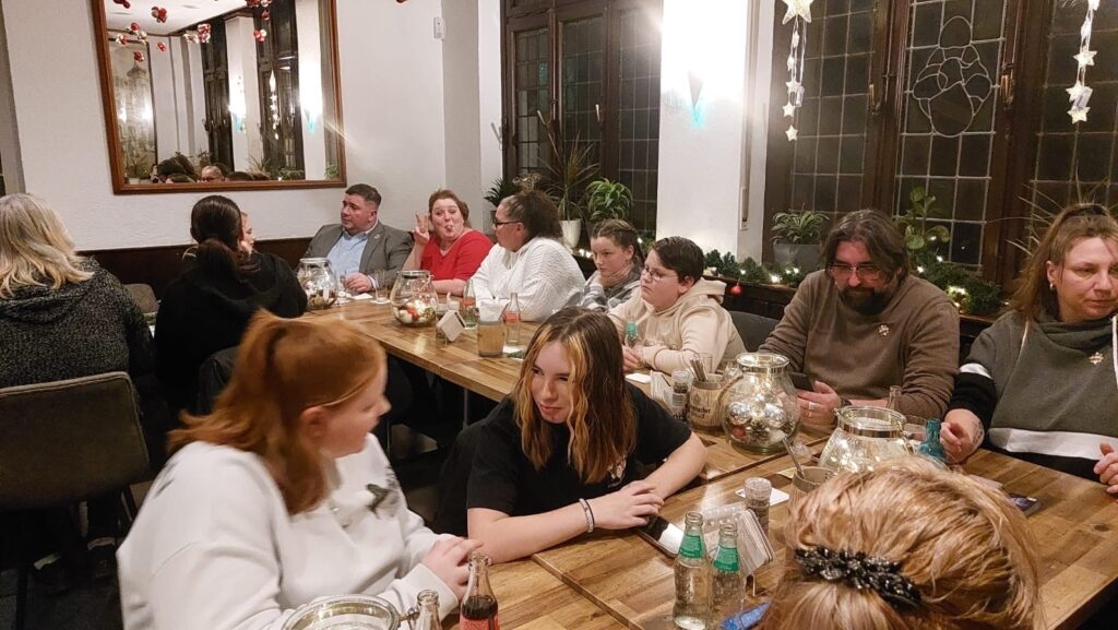 Die KG Porzer Stadtgarde e.V.im Haus Knott bei der eigenen Weihnachtsfeier.