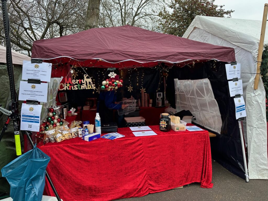 Die KG Porzer Stadtgarde e.V. auf dem Adventsmarkt in Wahn.