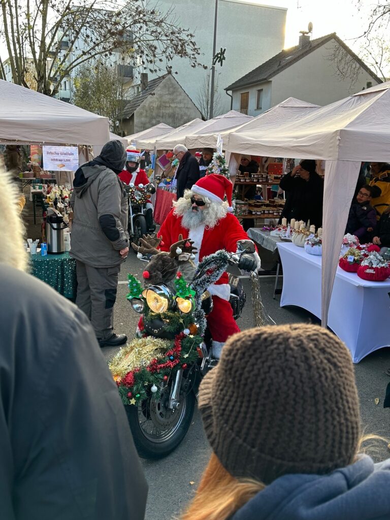 Die KG Porzer Stadtgarde e.V. auf dem Eiler Weihnachtsbasar.