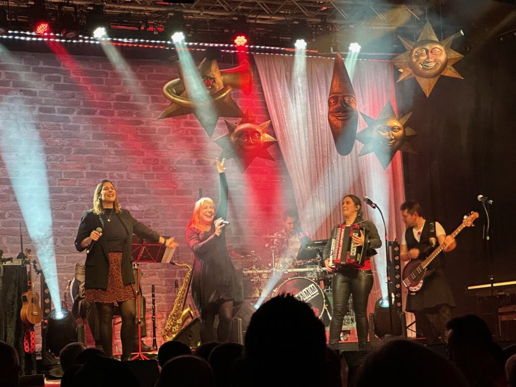 Die KG Porzer Stadtgarde e.V. beim Kaschämm Weihnachtskonzert im Eltzhof.