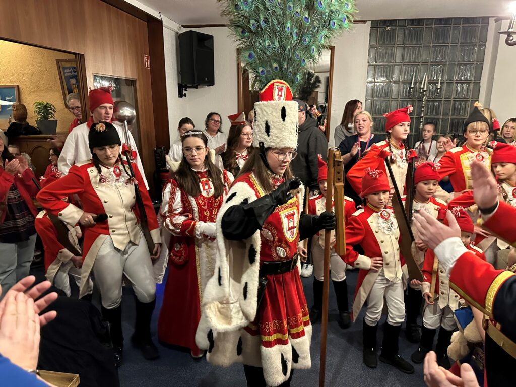 Die KG Porzer Stadtgarde e. V. im Wirtshaus Knott bei der Zugbesprechung. Zu Gast die Kinderprinzengarde Porz e.V. 