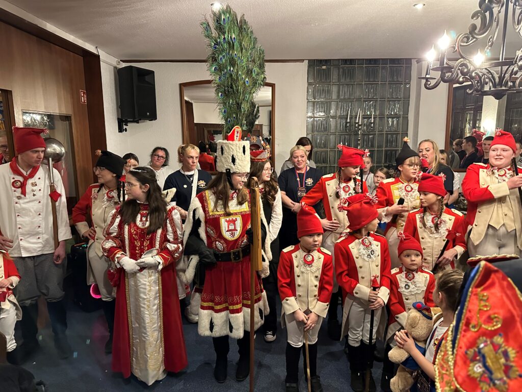 Die KG Porzer Stadtgarde e. V. im Wirtshaus Knott bei der Zugbesprechung. Zu Gast die Kinderprinzengarde Porz e.V. 