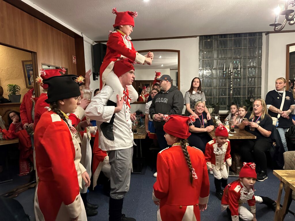 Die KG Porzer Stadtgarde e. V. im Wirtshaus Knott bei der Zugbesprechung. Zu Gast die Kinderprinzengarde Porz e.V. 