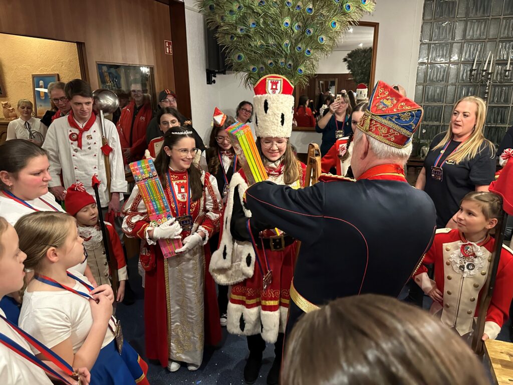 Die KG Porzer Stadtgarde e. V. im Wirtshaus Knott bei der Zugbesprechung. Zu Gast die Kinderprinzengarde Porz e.V. 