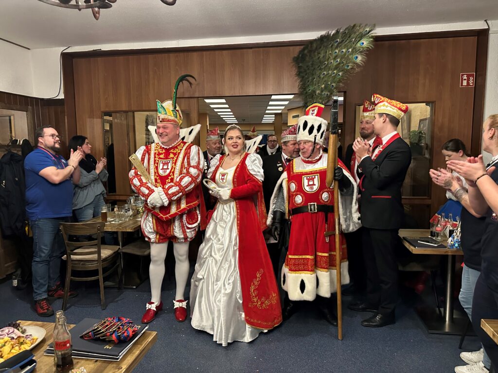 Die KG Porzer Stadtgarde e. V. im Wirtshaus Knott bei der Zugbesprechung. Zu Gast das Porzer Dreigestirn der Session 2024 mit dem Festausschuss Porzer Karneval e. V.