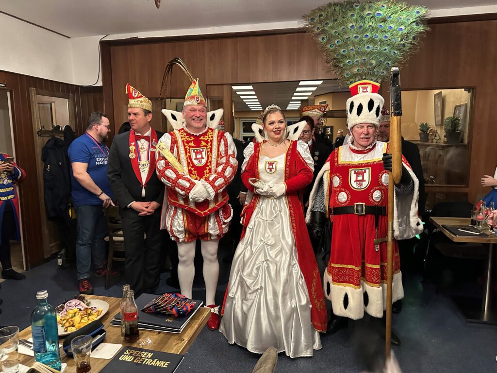 Die KG Porzer Stadtgarde e. V. im Wirtshaus Knott bei der Zugbesprechung. Zu Gast das Porzer Dreigestirn der Session 2024 mit dem Festausschuss Porzer Karneval e. V.