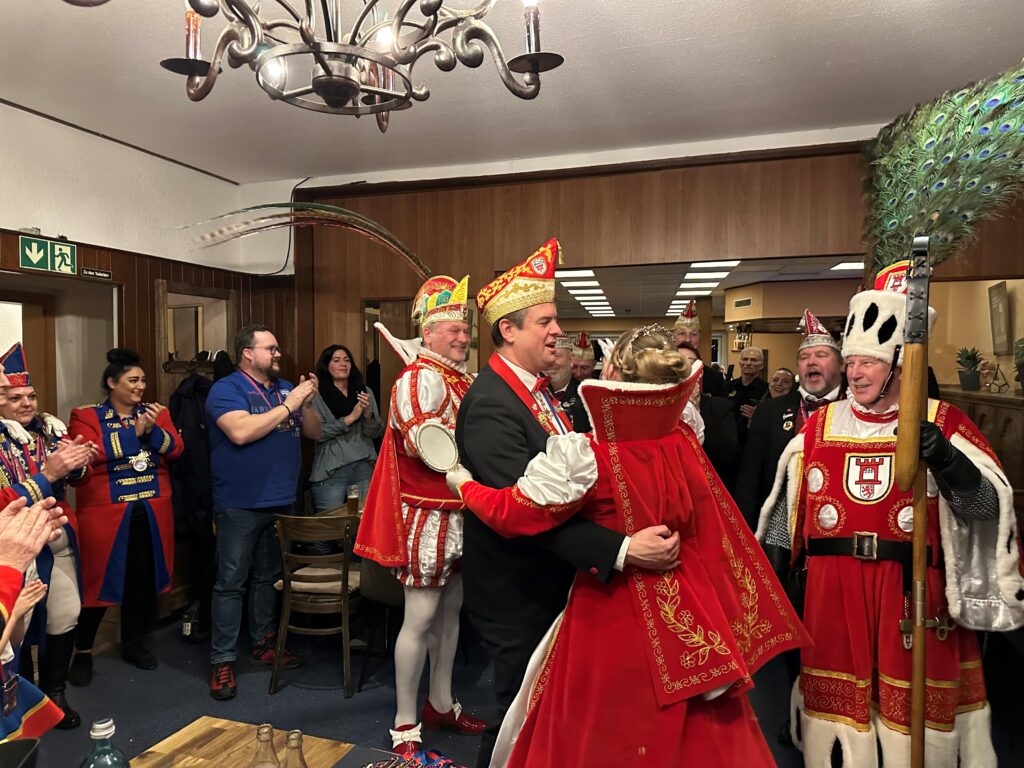 Die KG Porzer Stadtgarde e. V. im Wirtshaus Knott bei der Zugbesprechung. Zu Gast das Porzer Dreigestirn der Session 2024 mit dem Festausschuss Porzer Karneval e. V.