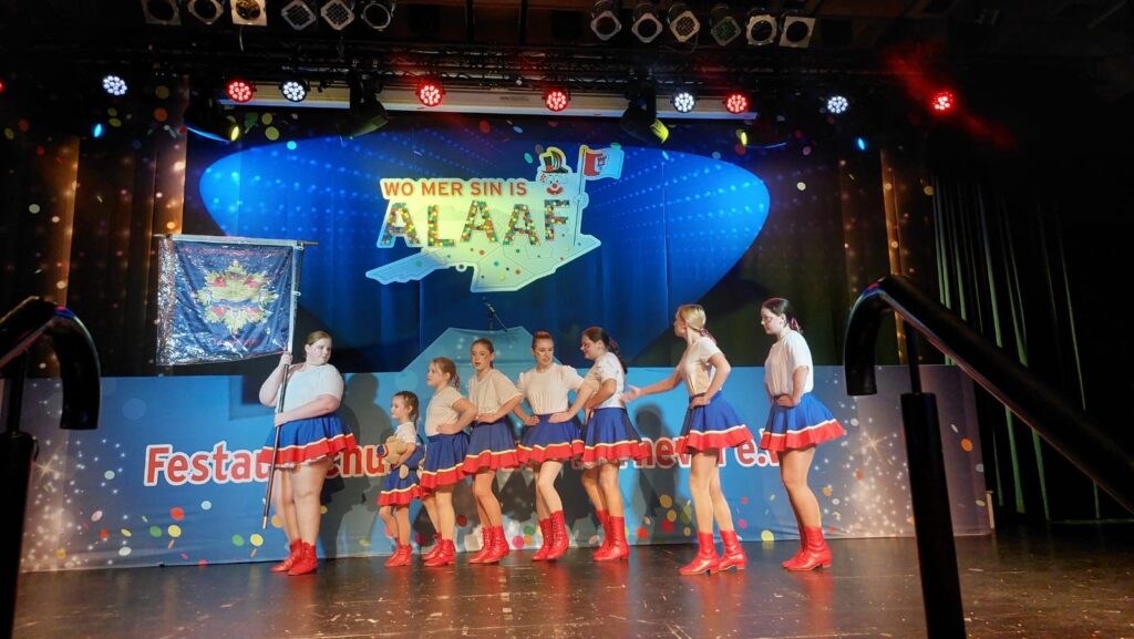 Die Kindertanzgruppe der KG Porzer Stadtgarde e.V. beim Pänz Dance 2024 im Rathaussaal Porz.