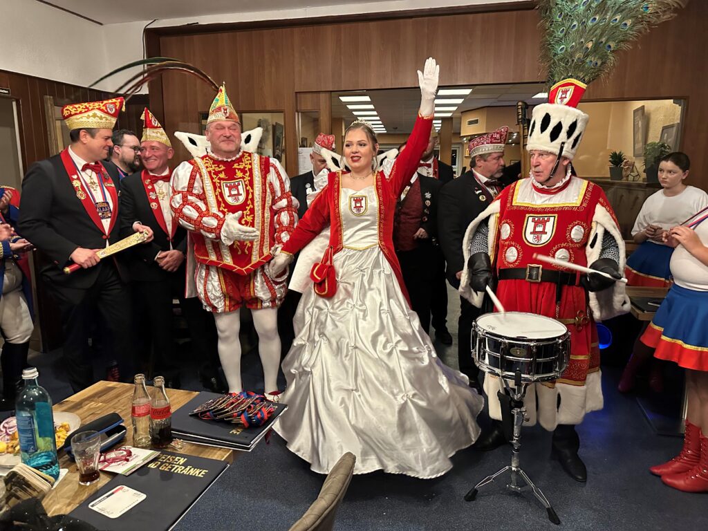 Die KG Porzer Stadtgarde e. V. im Wirtshaus Knott bei der Zugbesprechung. Zu Gast das Porzer Dreigestirn der Session 2024 mit dem Festausschuss Porzer Karneval e. V.