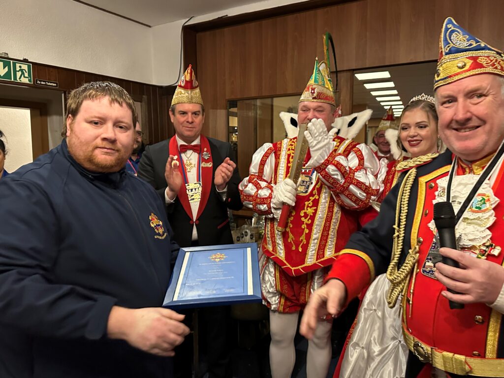 Die KG Porzer Stadtgarde e. V. im Wirtshaus Knott bei der Zugbesprechung. Zu Gast das Porzer Dreigestirn der Session 2024 mit dem Festausschuss Porzer Karneval e. V.