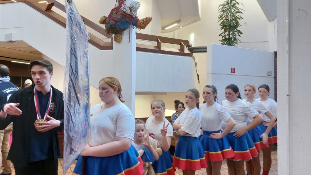 Die Kindertanzgruppe der KG Porzer Stadtgarde e.V. beim Pänz Dance 2024 im Rathaussaal Porz.