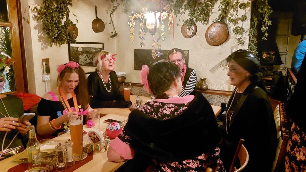 Die KG Porzer Stadtgarde e. V. zu Gast bei der Porzer Perlchen Party im Gasthaus Kranz.