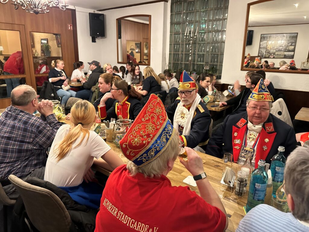 Die KG Porzer Stadtgarde e. V. im Wirtshaus Knott bei der Zugbesprechung.