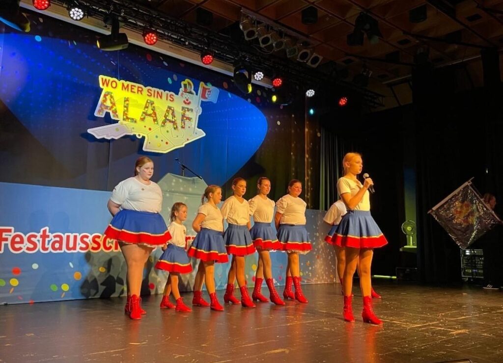Die Kindertanzgruppe der KG Porzer Stadtgarde e.V. beim Pänz Dance 2024 im Rathaussaal Porz.