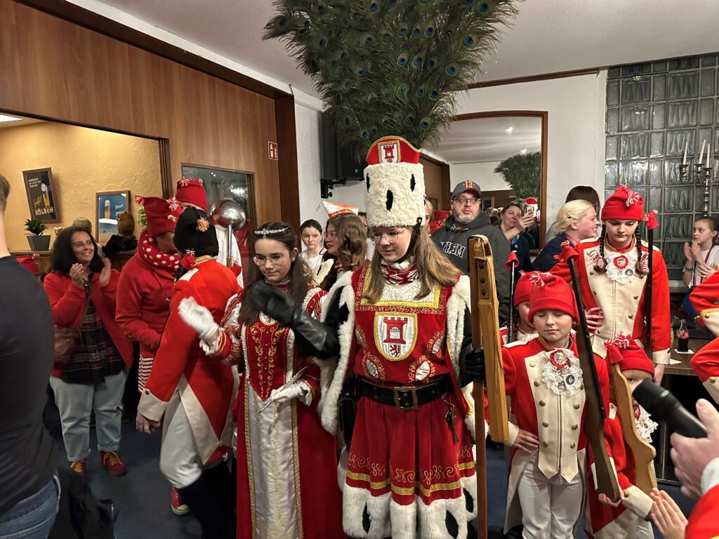 Die KG Porzer Stadtgarde e. V. im Wirtshaus Knott bei der Zugbesprechung. Zu Gast die Kinderprinzengarde Porz e.V. 