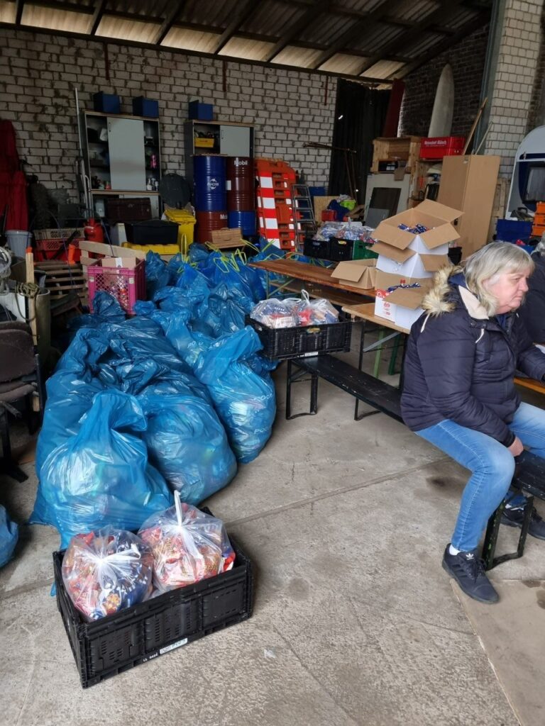 Die KG Porzer Stadtgarde e. V. beim packen der Wurfbeutel für den Wahner Samstagszug und Porzer Rosensonntagszug 2024