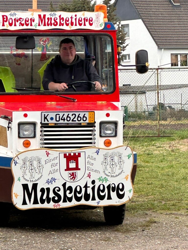 Die KG Porzer Stadtgarde e. V. hat einen Festwagen inkl. Zugmaschine der Porzer Musketiere gekauft und in ihre Wagenbauhalle überführt.