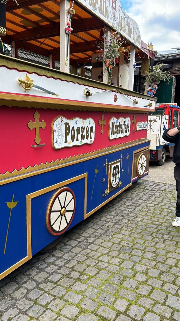 Die KG Porzer Stadtgarde e. V. hat einen Festwagen inkl. Zugmaschine der Porzer Musketiere gekauft und in ihre Wagenbauhalle überführt.