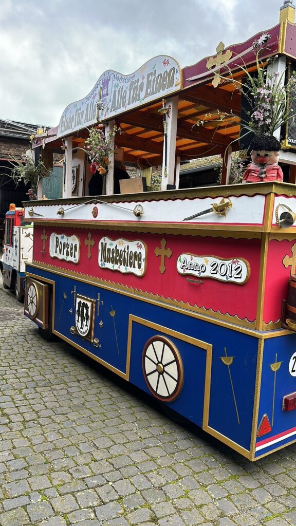 Die KG Porzer Stadtgarde e. V. hat einen Festwagen inkl. Zugmaschine der Porzer Musketiere gekauft und in ihre Wagenbauhalle überführt.