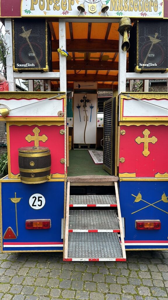 Die KG Porzer Stadtgarde e. V. hat einen Festwagen inkl. Zugmaschine der Porzer Musketiere gekauft und in ihre Wagenbauhalle überführt.