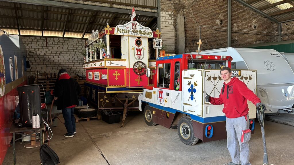 Die KG Porzer Stadtgarde e. V. hat einen Festwagen inkl. Zugmaschine der Porzer Musketiere gekauft und in ihre Wagenbauhalle überführt.