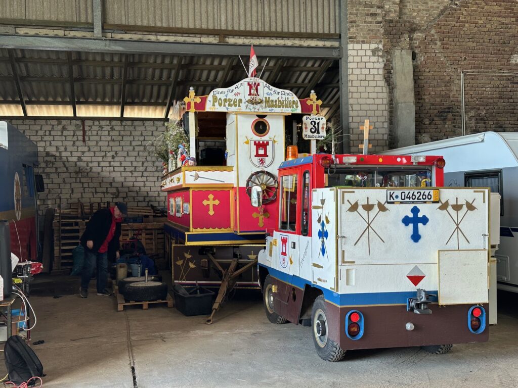 Die KG Porzer Stadtgarde e. V. hat einen Festwagen inkl. Zugmaschine der Porzer Musketiere gekauft und in ihre Wagenbauhalle überführt.