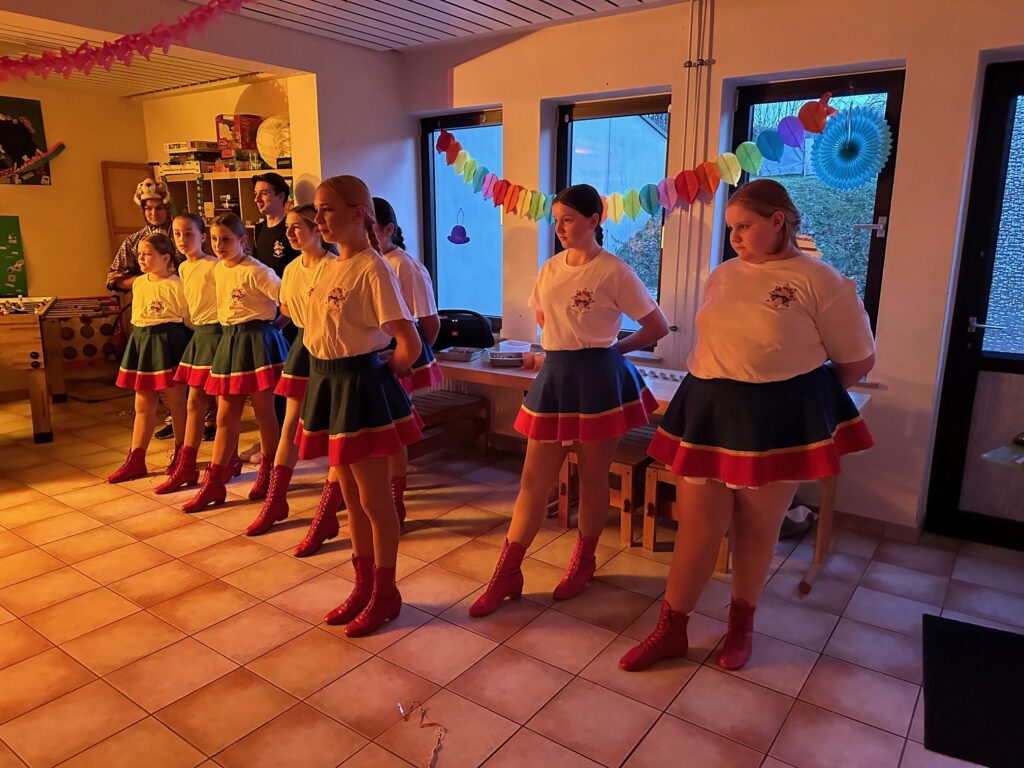 Die Tanzgruppe der KG Porzer Stadtgarde e. V. beim Auftritt in der  Auferstehungskirche Niederkassel