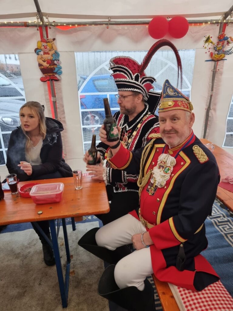 Die KG Porzer Stadtgarde e. V. beim Überraschungsbesuch in Burgbrohl