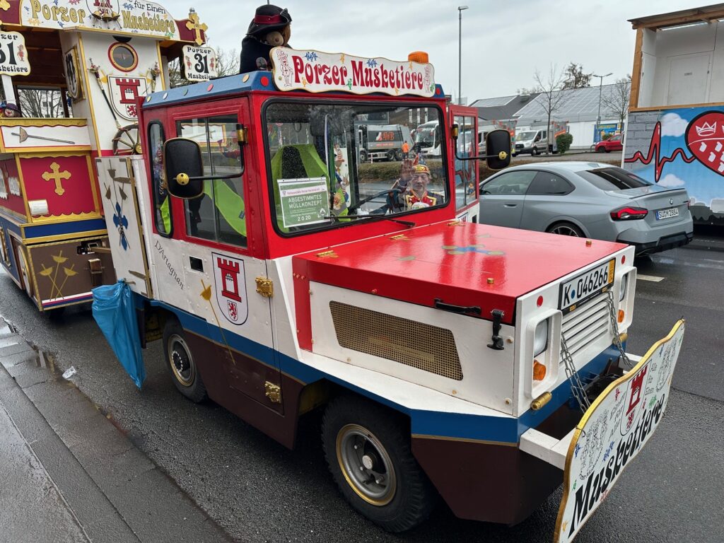 Die KG Porzer Stadtgarde e. V. hat einen Festwagen inkl. Zugmaschine der Porzer Musketiere gekauft.