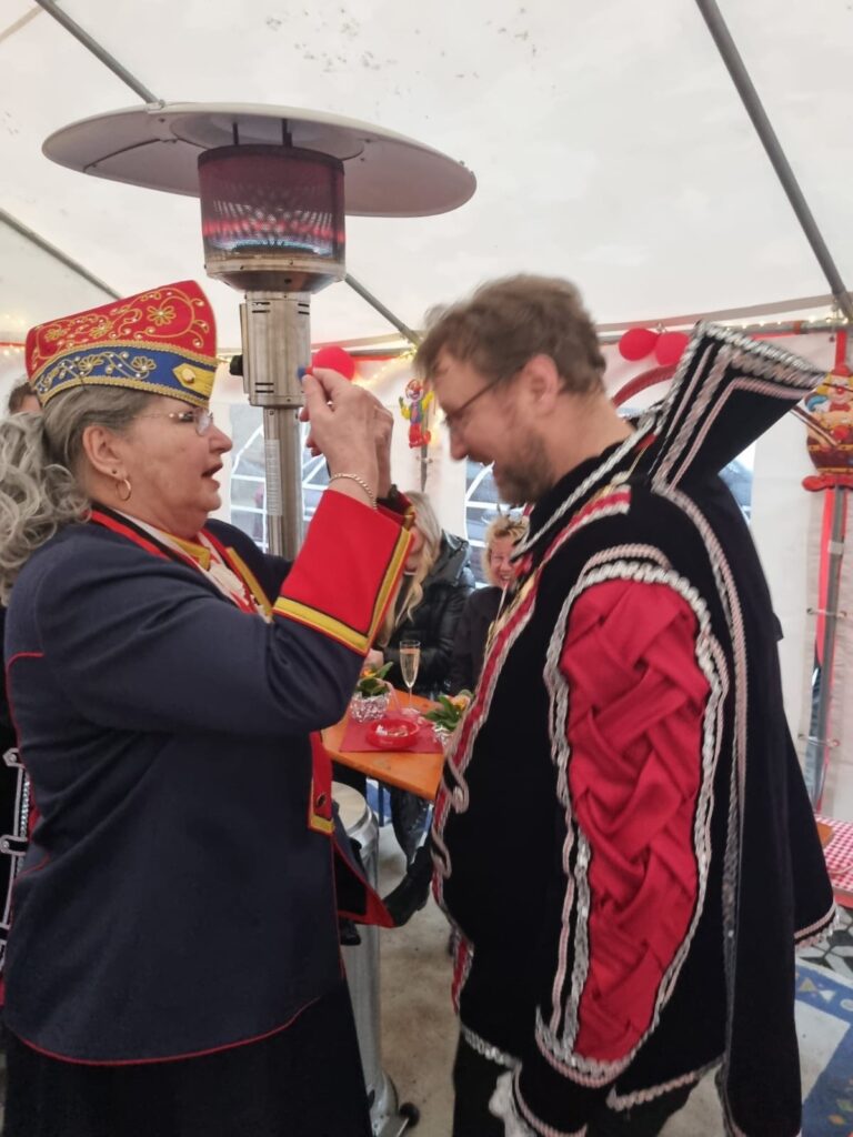 Die KG Porzer Stadtgarde e. V. beim Überraschungsbesuch in Burgbrohl