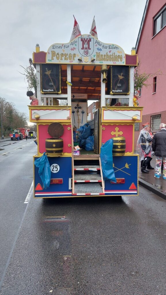 Die KG Porzer Stadtgarde e. V. hat einen Festwagen inkl. Zugmaschine der Porzer Musketiere gekauft.