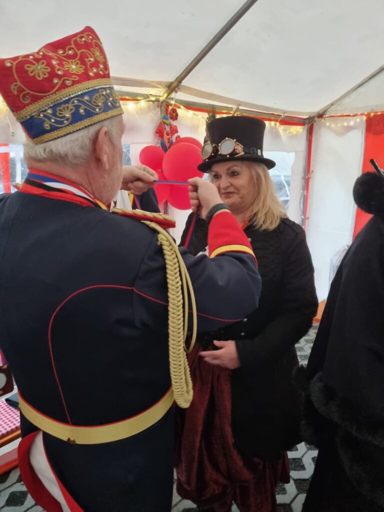 Die KG Porzer Stadtgarde e. V. beim Überraschungsbesuch in Burgbrohl