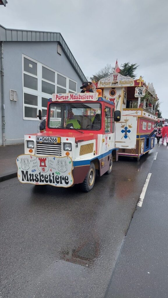 Die KG Porzer Stadtgarde e. V. hat einen Festwagen inkl. Zugmaschine der Porzer Musketiere gekauft.