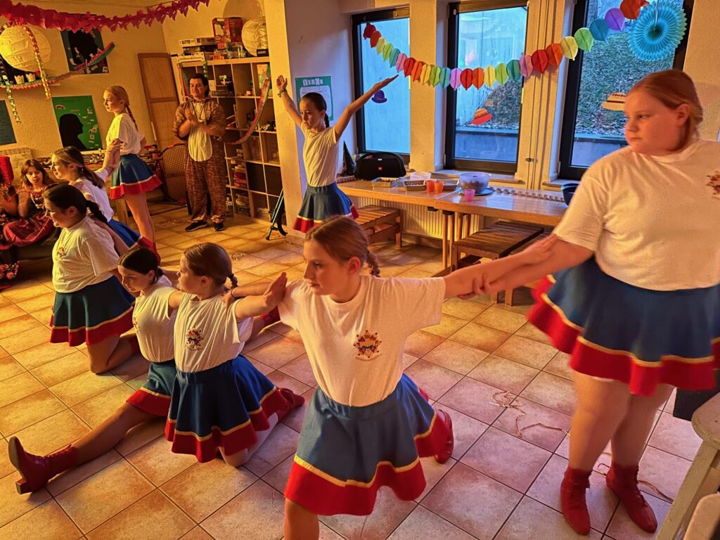 Die Tanzgruppe der KG Porzer Stadtgarde e. V. beim Auftritt in der  Auferstehungskirche Niederkassel