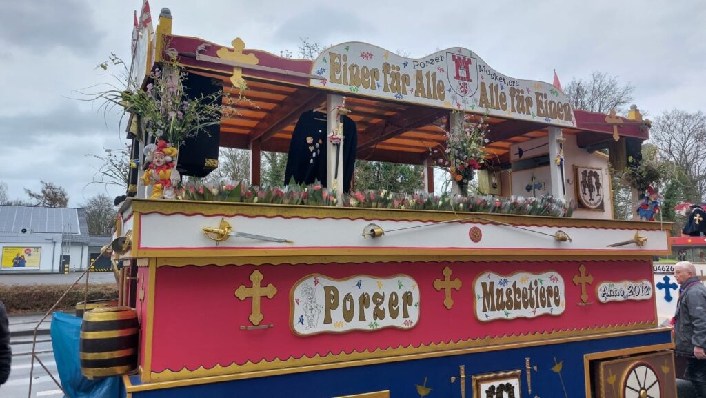 Die KG Porzer Stadtgarde e. V. hat einen Festwagen inkl. Zugmaschine der Porzer Musketiere gekauft.