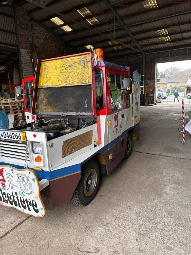 Die KG Porzer Stadtgarde e. V. hat einen Festwagen inkl. Zugmaschine der Porzer Musketiere gekauft und in ihre Wagenbauhalle überführt.