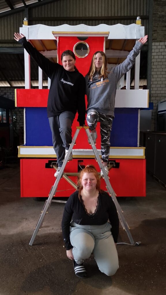 Mitglieder der KG Porzer Stadtgarde e. V. in der Wagenbauhalle beim Neugestalten des Festwagens.