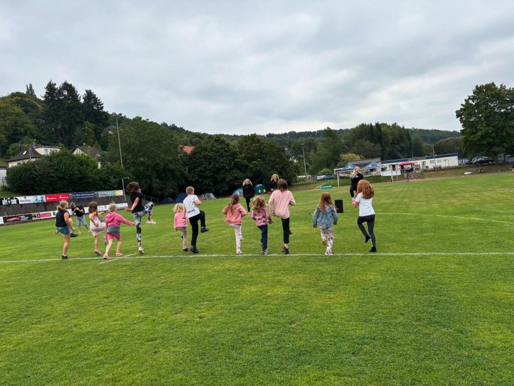 Die KG beim Zeltlager bei der KG Burgbrohl.
