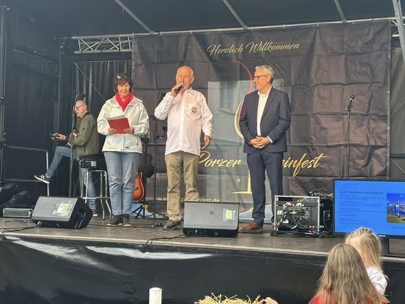 Die Eröffnung des 3. Porzer Weinfestes, durch Präsident Heinz-Dieter Zimmermann unserer Bezirksbürgermeisterin Sabine Stiller und Christian Josten von der SPD.