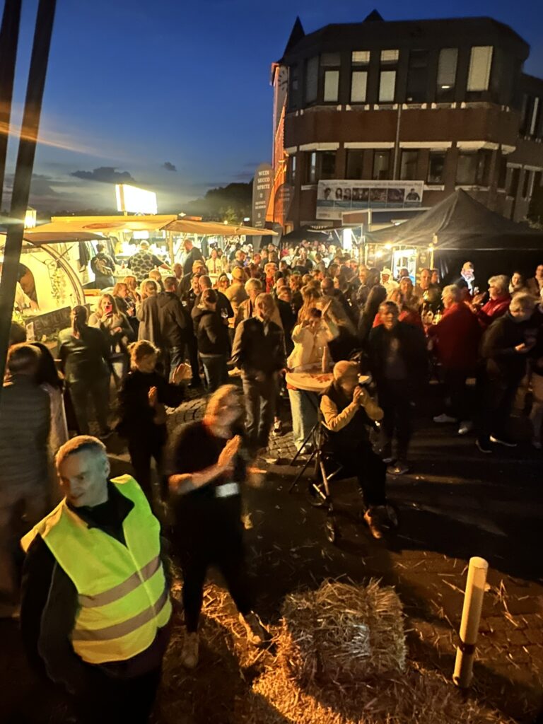Das 3. Porzer Weinfest an der Rheinpromenade.