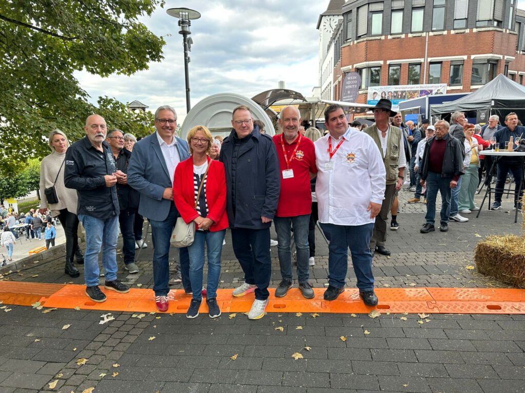 Das 3. Porzer Weinfest an der Rheinpromenade.