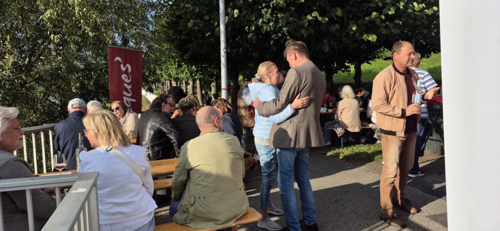 Das 3. Porzer Weinfest an der Rheinpromenade.