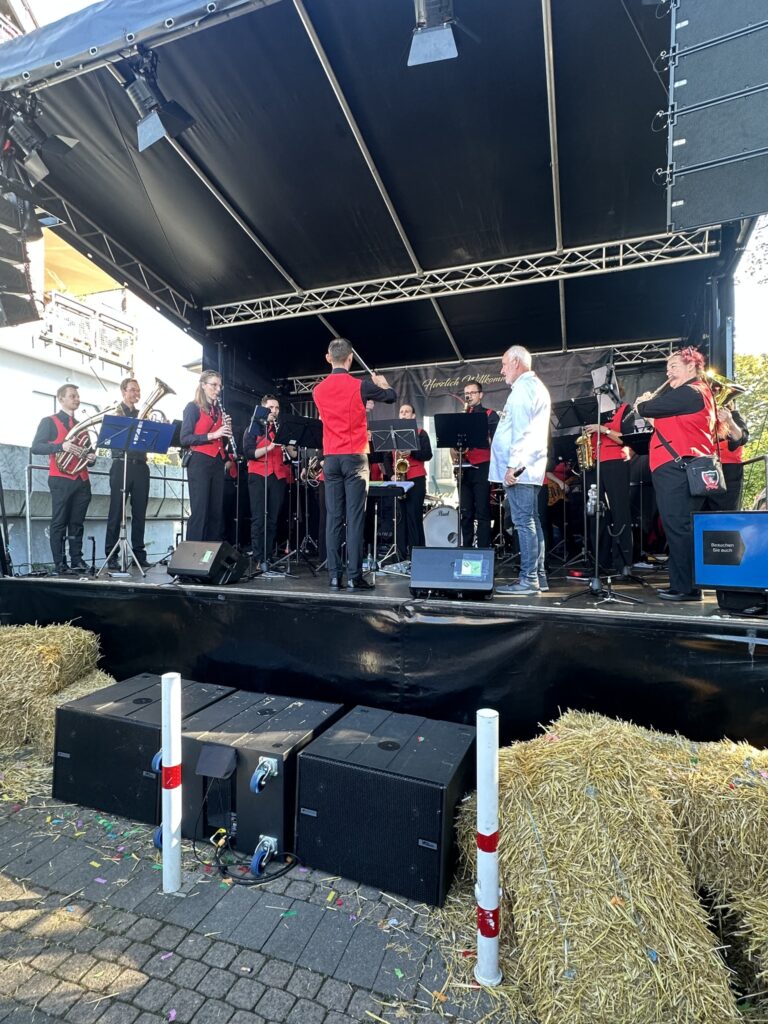 Das 3. Porzer Weinfest an der Rheinpromenade.