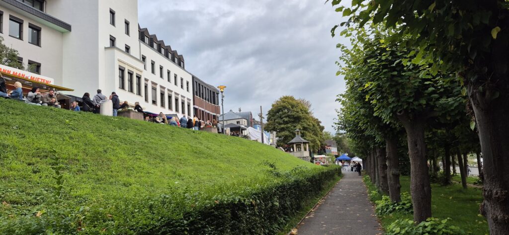 Das 3. Porzer Weinfest an der Rheinpromenade.