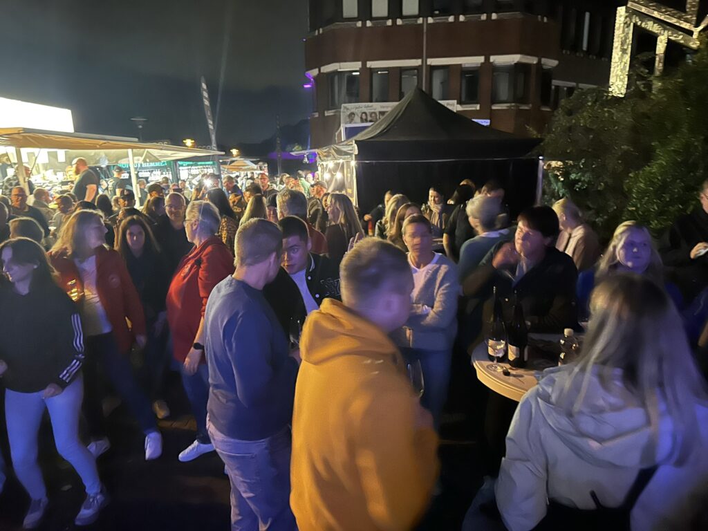 Das 3. Porzer Weinfest an der Rheinpromenade.