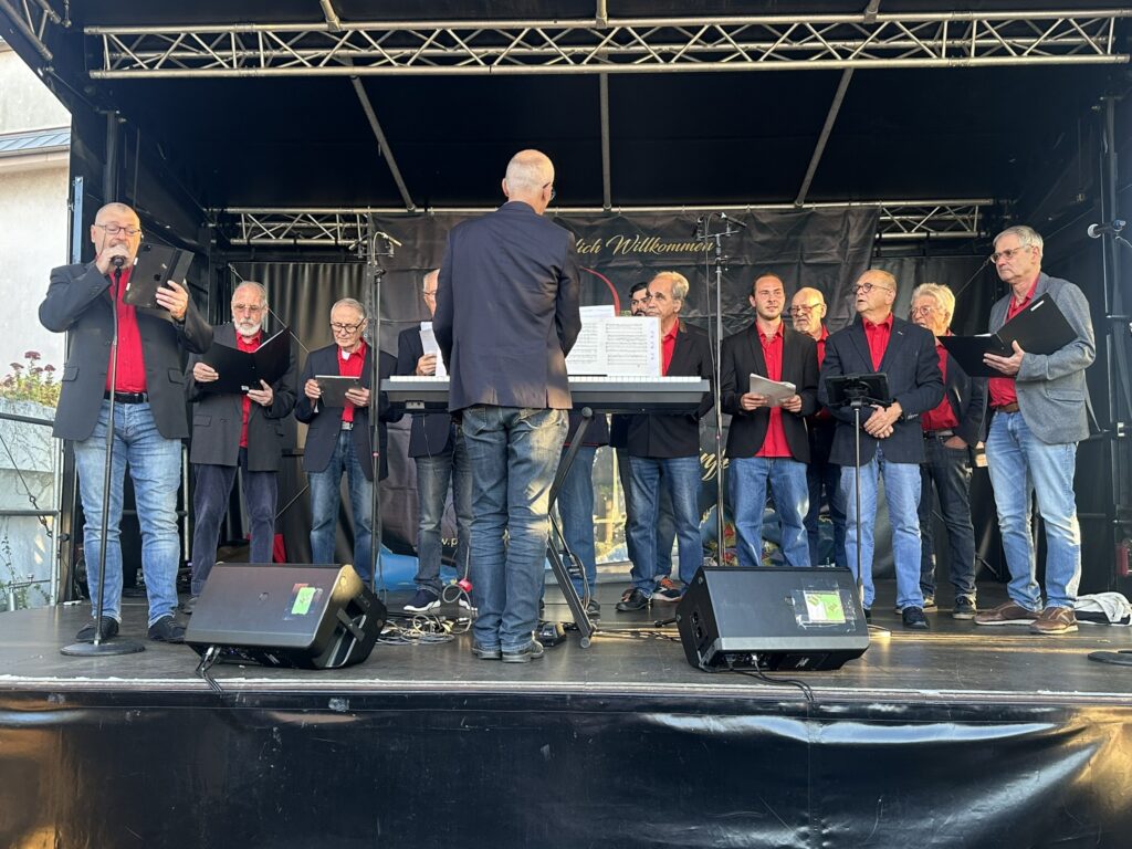 Das 3. Porzer Weinfest an der Rheinpromenade.