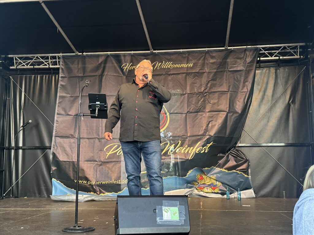 Das 3. Porzer Weinfest an der Rheinpromenade.