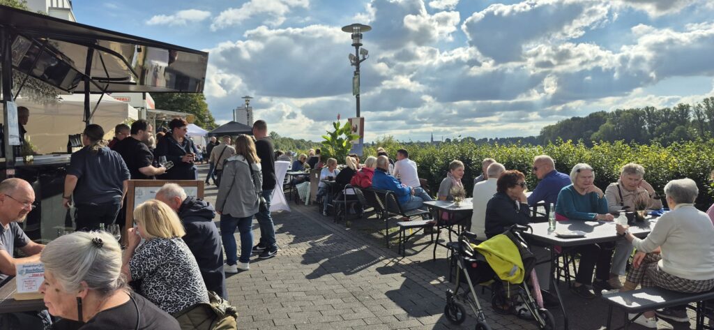 Bilder vom 3. Porzer Weinfest an der Rheinpromenade. Eine Veranstaltung der KG Porzer Stadtgarde e. V.
